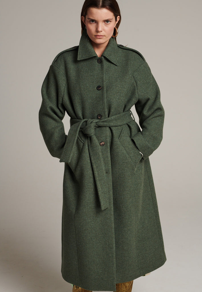 Oversized relaxed-fit coat in green melange cut from a recycled soft wool blend, fully lined with satin. It comes with a coordinating belt to temper the loose fit and to cinch to the waistline.