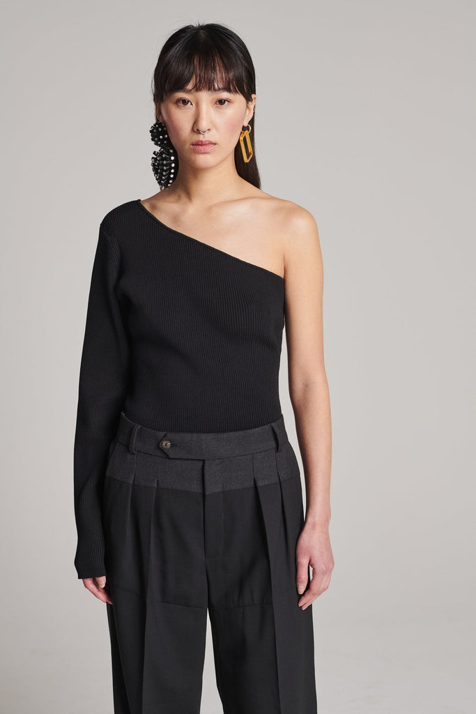 One-sleeve top in technical knit. Features asymmetric details and a stretchy effect for complete comfort. True to size.