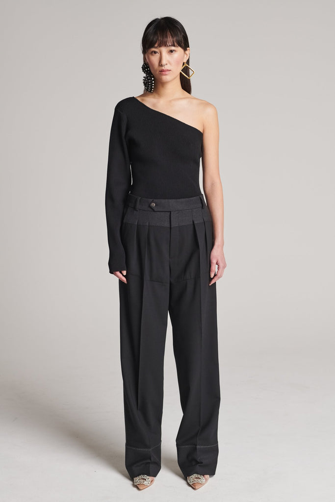 One-sleeve top in technical knit. Features asymmetric details and a stretchy effect for complete comfort. True to size.