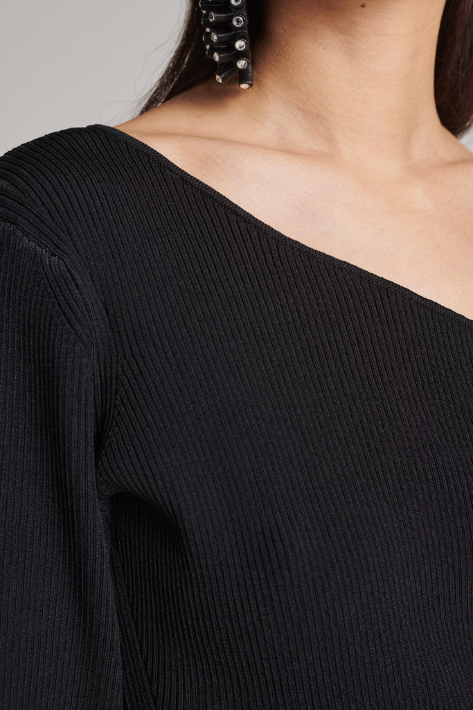 One-sleeve top in technical knit. Features asymmetric details and a stretchy effect for complete comfort. True to size.