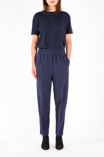 Basic | Top | Navy. T-Shirt with two darts in the waist at the back panel. A copper F R E N K E N lucky penny at the front panel. Model wears a size 36.