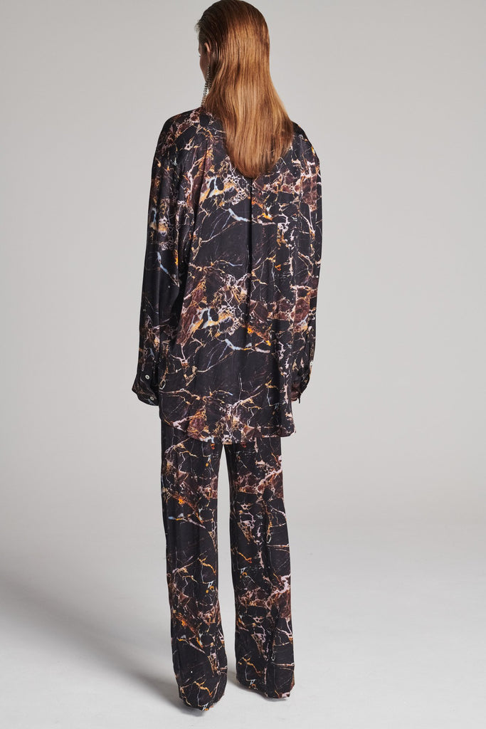Wide-shouldered shirt with a shiny stretch brown digital marble print. Spiced-up with sprinkled dazzling Swarovski diamonds. Features a button fly-front. Fits oversize.