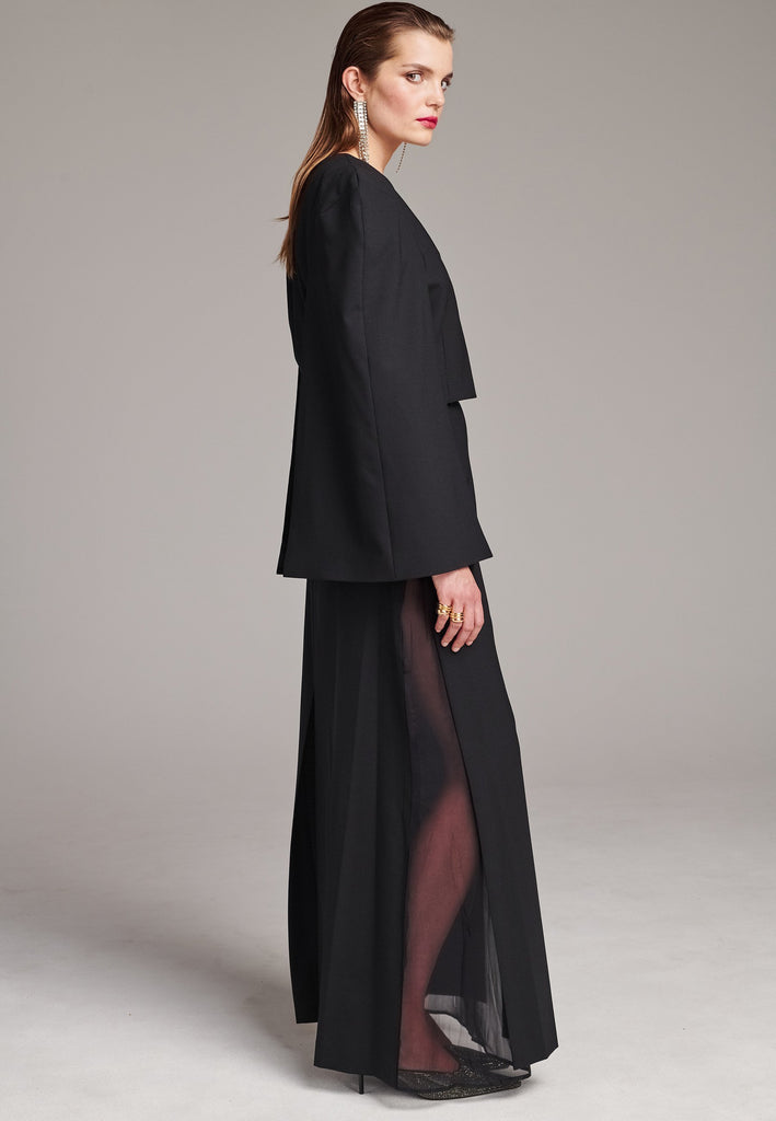 Tailored from a cropped blazer silhouette, the seasonal cape is made from soft summer wool. Detailed by voluminous shoulder and clean lines. Fully lined.