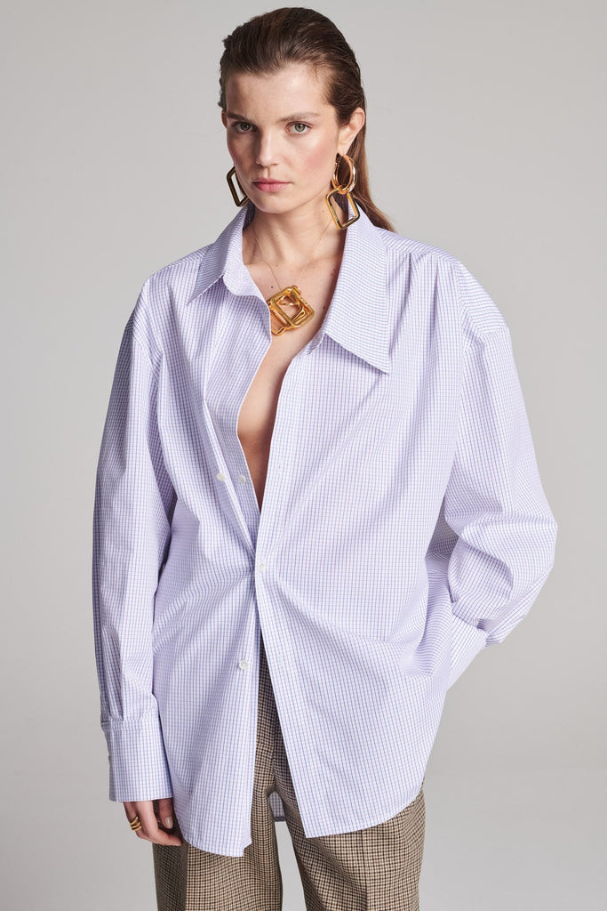 Menswear-inspired asymmetric wrap-shirt. Features two rows of buttons that can be fastened in two different widths. 2 in 1. Pleated on one shoulder. Style this check pattern with many colors. Fits oversize.