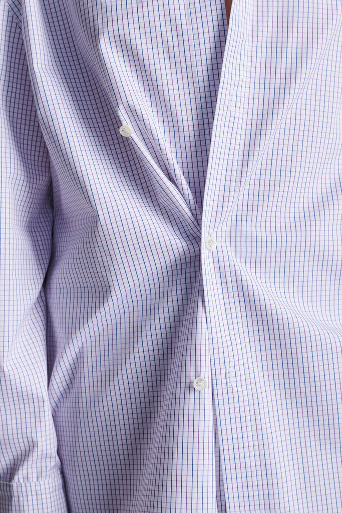 Menswear-inspired asymmetric wrap-shirt. Features two rows of buttons that can be fastened in two different widths. 2 in 1. Pleated on one shoulder. Style this check pattern with many colors. Fits oversize.