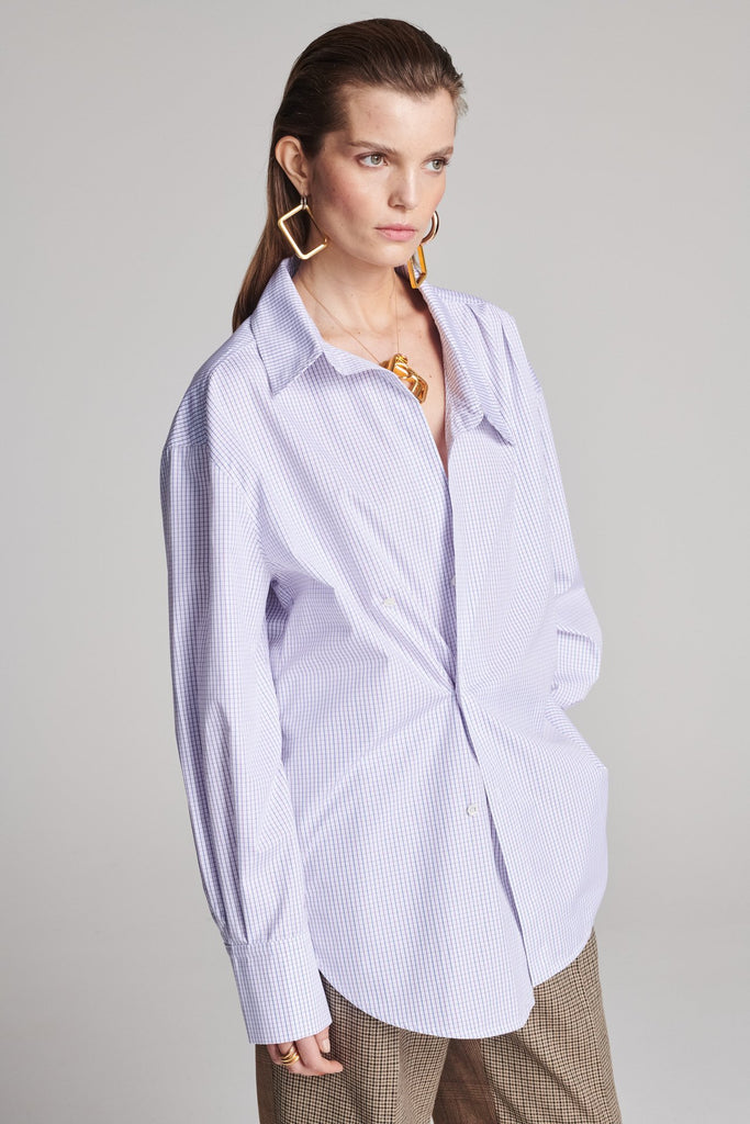 Menswear-inspired asymmetric wrap-shirt. Features two rows of buttons that can be fastened in two different widths. 2 in 1. Pleated on one shoulder. Style this check pattern with many colors. Fits oversize.