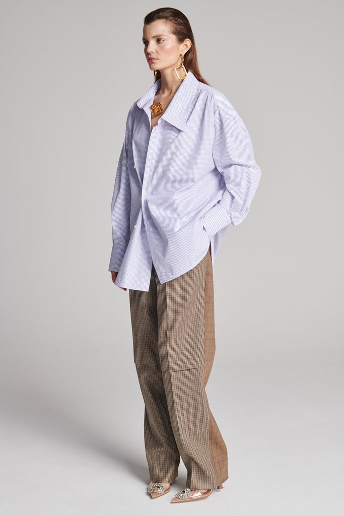 Menswear-inspired asymmetric wrap-shirt. Features two rows of buttons that can be fastened in two different widths. 2 in 1. Pleated on one shoulder. Style this check pattern with many colors. Fits oversize.