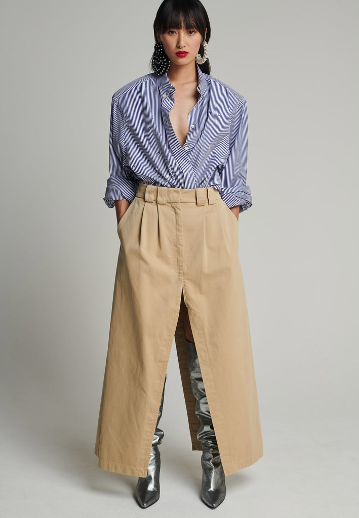 Desconstructed chino maxi skirt in camel. Features pockets, belt loops, and a front zipper to adjust to your liking. True to size.