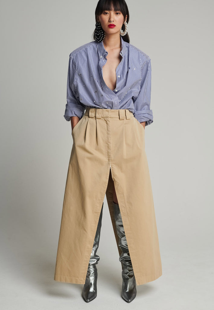 Desconstructed chino maxi skirt in camel. Features pockets, belt loops, and a front zipper to adjust to your liking. True to size.