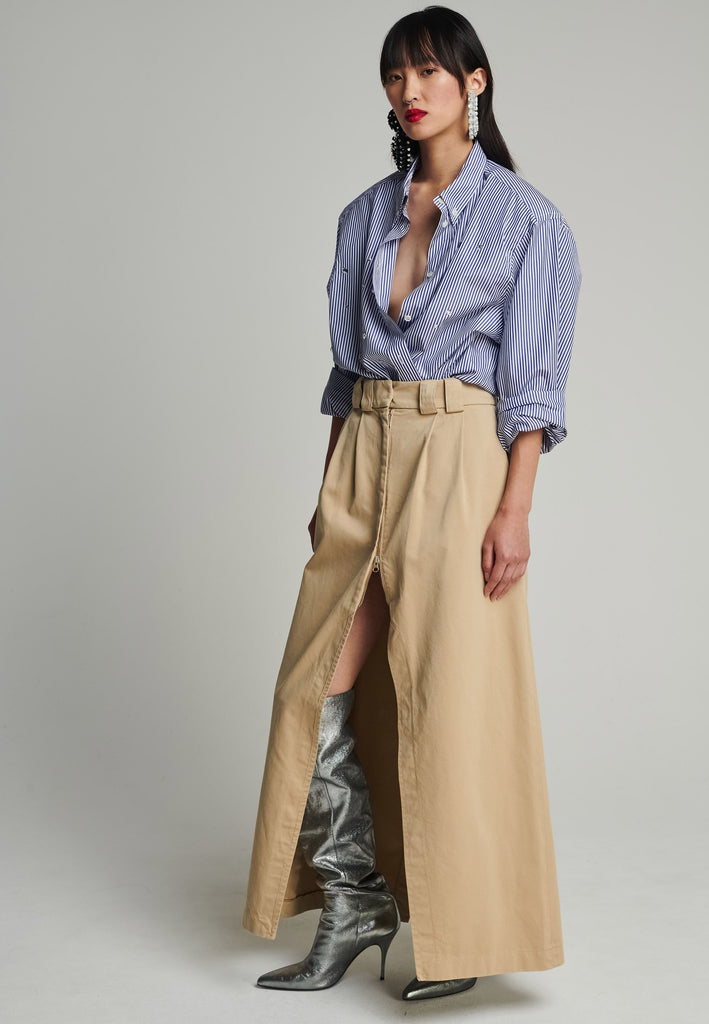Desconstructed chino maxi skirt in camel. Features pockets, belt loops, and a front zipper to adjust to your liking. True to size.