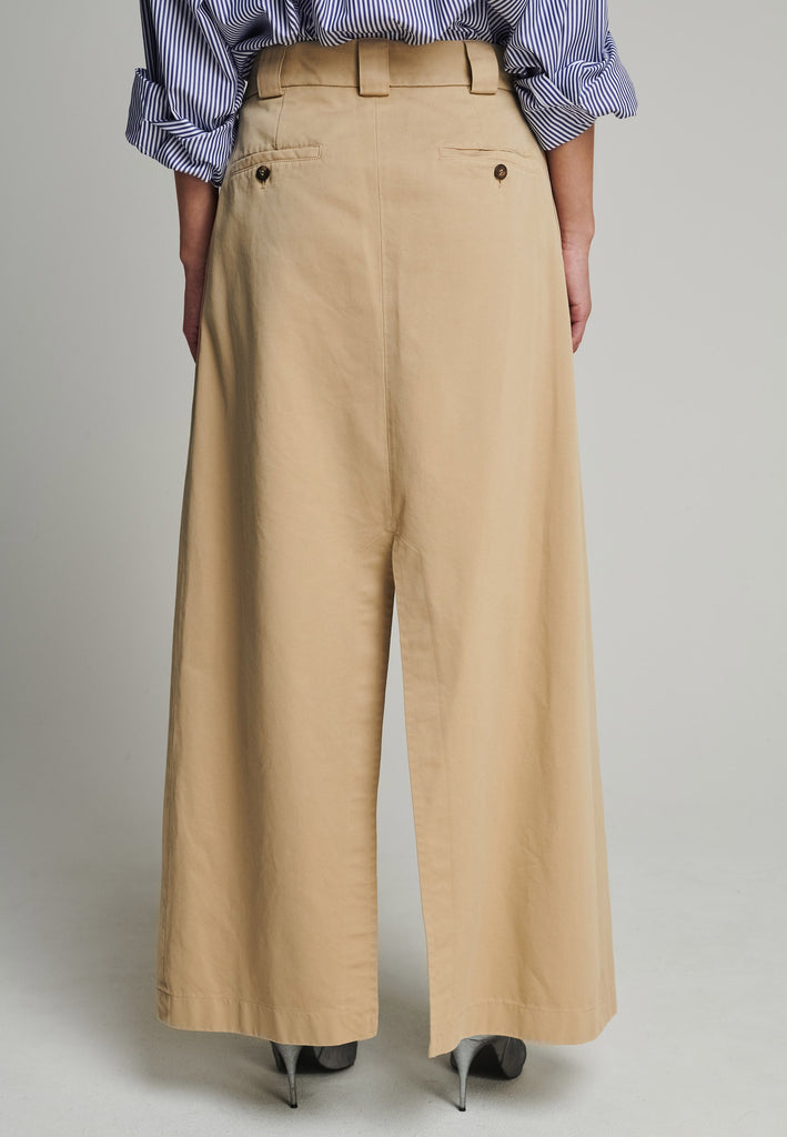 Desconstructed chino maxi skirt in camel. Features pockets, belt loops, and a front zipper to adjust to your liking. True to size.