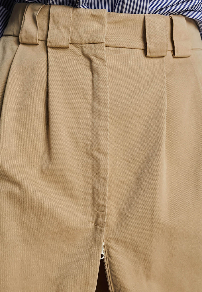 Desconstructed chino maxi skirt in camel. Features pockets, belt loops, and a front zipper to adjust to your liking. True to size.