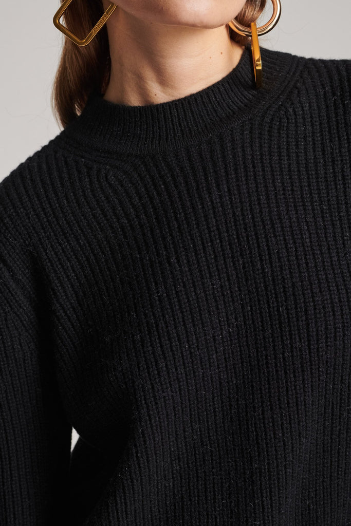 Knitted jumper in merino wool. Features a round neck, batwing sleeves, elasticated neck and cuffs and a stretchy effect for complete comfort. Fits oversized.