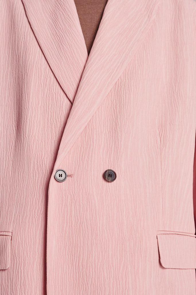 Wide-shouldered blazer, fluid and loose for complete comfort. Features shoulder pads and plisse details. Fits oversized.