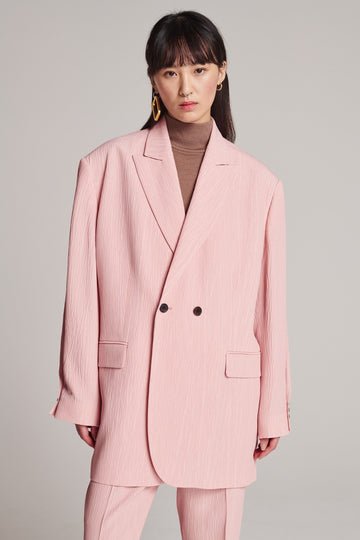 Wide-shouldered blazer, fluid and loose for complete comfort. Features shoulder pads and plisse details. Fits oversized.