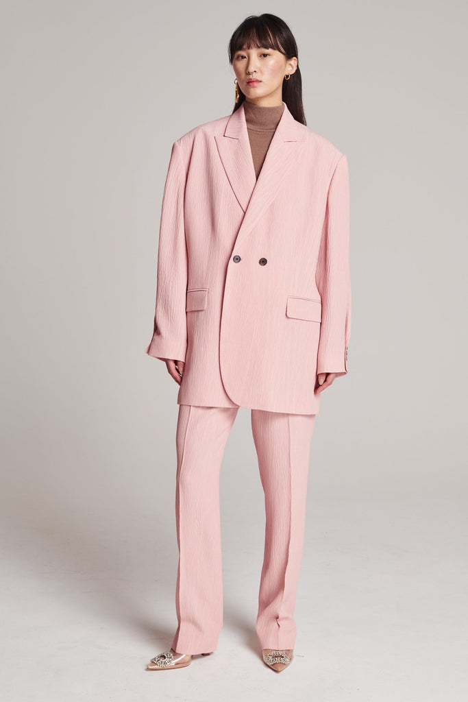 Wide-shouldered blazer, fluid and loose for complete comfort. Features shoulder pads and plisse details. Fits oversized.