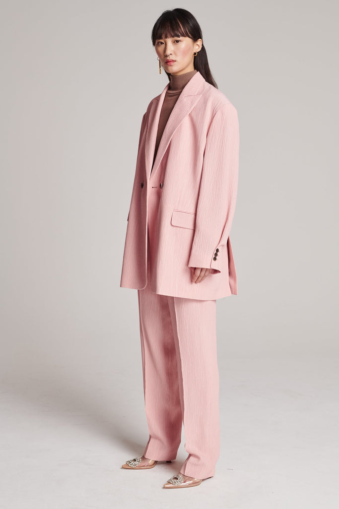 Wide-shouldered blazer, fluid and loose for complete comfort. Features shoulder pads and plisse details. Fits oversized.