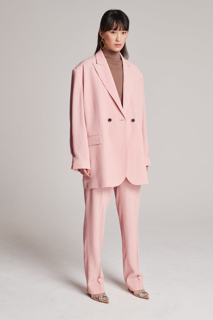 Wide-shouldered blazer, fluid and loose for complete comfort. Features shoulder pads and plisse details. Fits oversized.