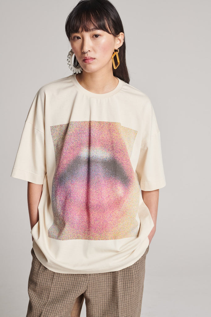 Soft jersey t-shirt with a digital printed mouth. Fits oversized.
