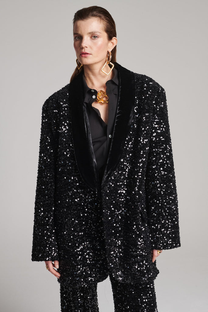 Wide-shouldered blazer with sequins all-over. Features a velvet collar. Fits oversized.