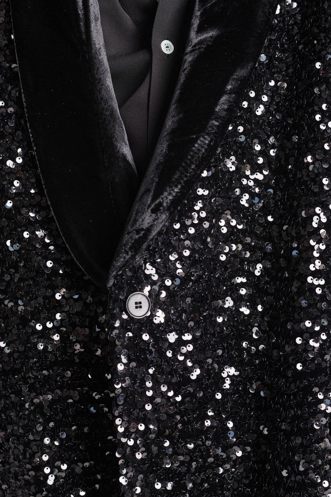 Wide-shouldered blazer with sequins all-over. Features a velvet collar. Fits oversized.