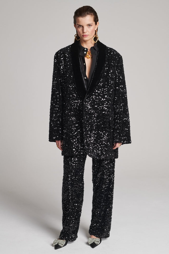 Wide-shouldered blazer with sequins all-over. Features a velvet collar. Fits oversized.