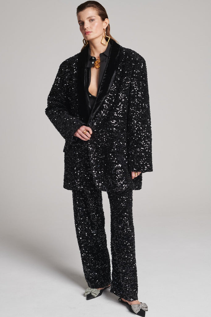 Wide-shouldered blazer with sequins all-over. Features a velvet collar. Fits oversized.