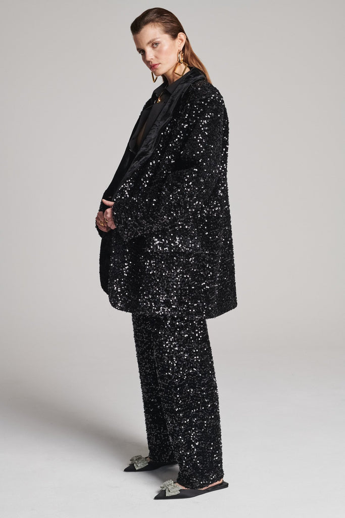Wide-shouldered blazer with sequins all-over. Features a velvet collar. Fits oversized.