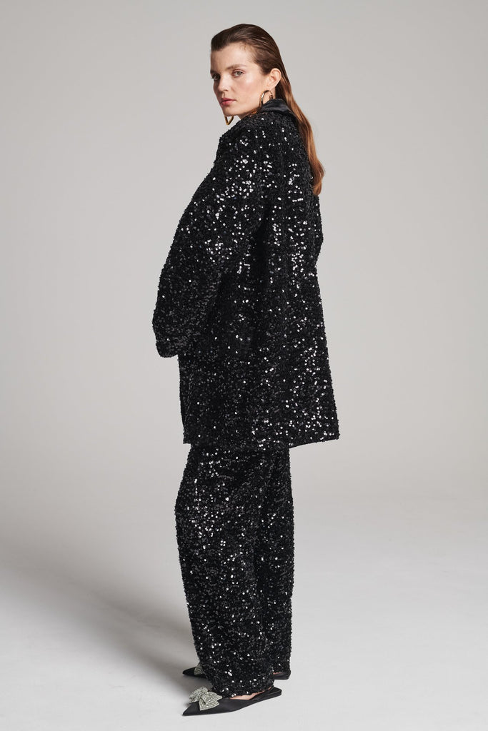 Wide-shouldered blazer with sequins all-over. Features a velvet collar. Fits oversized.