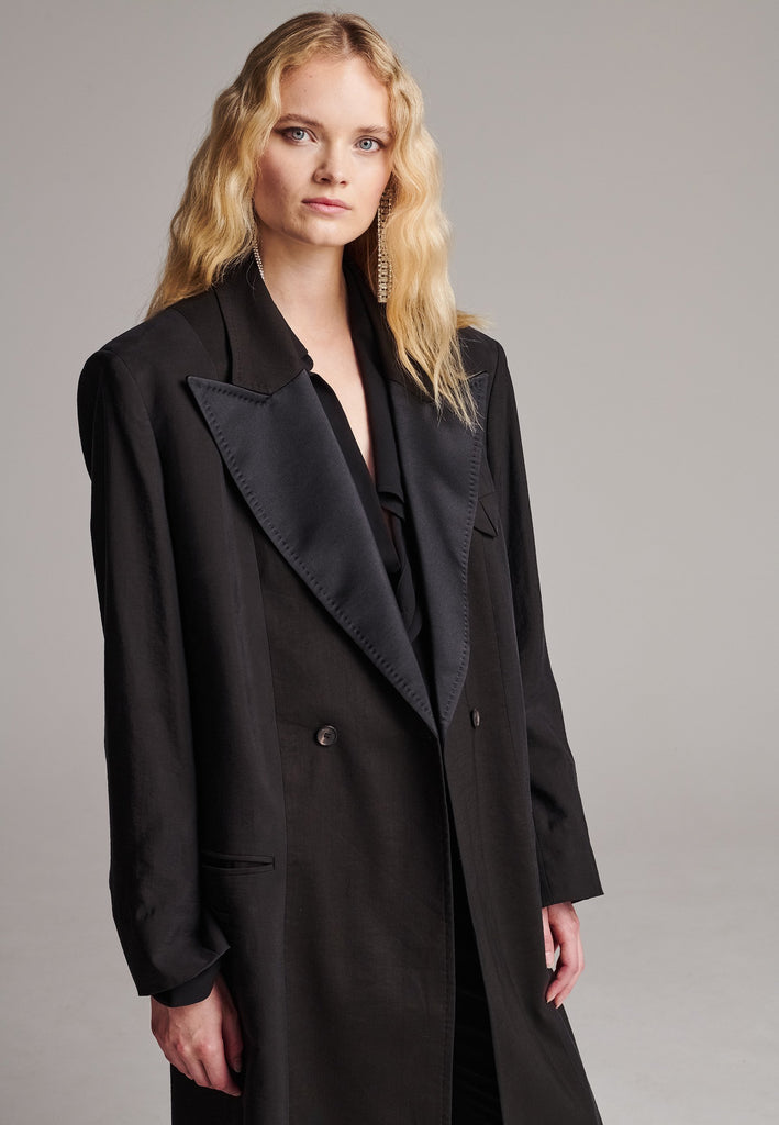 An effortless coat to slip over any outfit, the LONG coat is made from a linen blend with a wrinkle washed look. Detailed by sharp shoulder-pads, double-breast fitting, square hole horn buttons and satin lapel finish with needle stitching. The ankle-grazing length emphasizes the loose fit and the effortless cool over tailoring. FRENKEN makes dressing-up every morning easier.