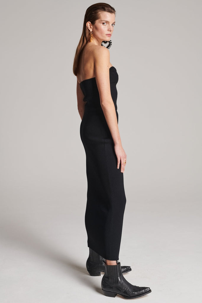 Maxi skirt in technical knit. Features an elasticated waistband and stretchy effect for complete comfort. True to size.