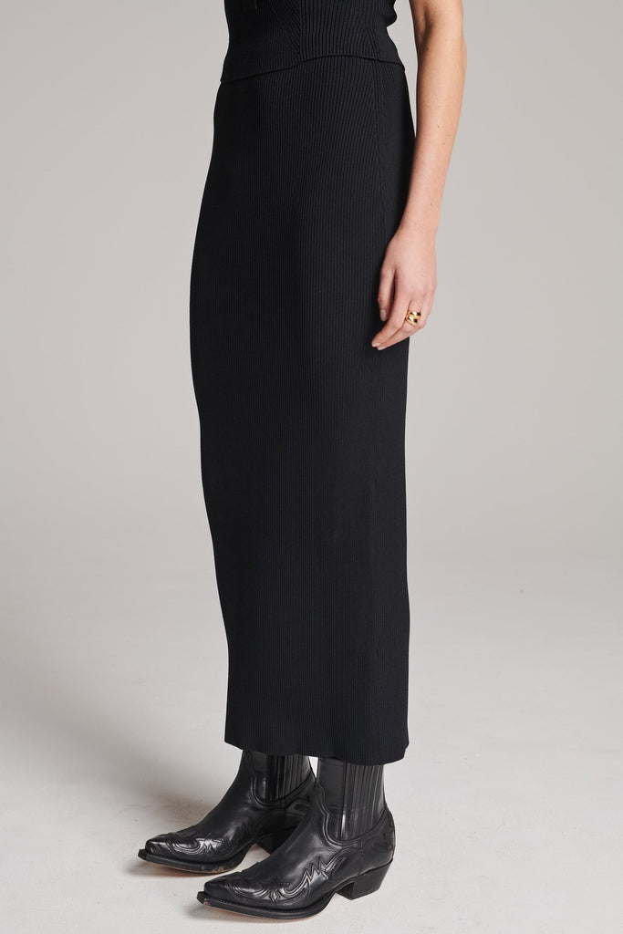 Maxi skirt in technical knit. Features an elasticated waistband and stretchy effect for complete comfort. True to size.