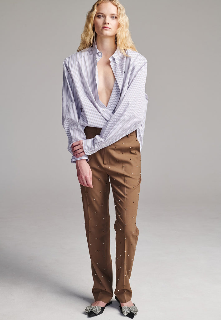 Easy-to-wear oversized shirt men inspired. A true homage to the 80’s Ralph Lauren men's shirt. Dropped shoulders, detailed with a mirrored F. Cut from 100% cotton crisp poplin.