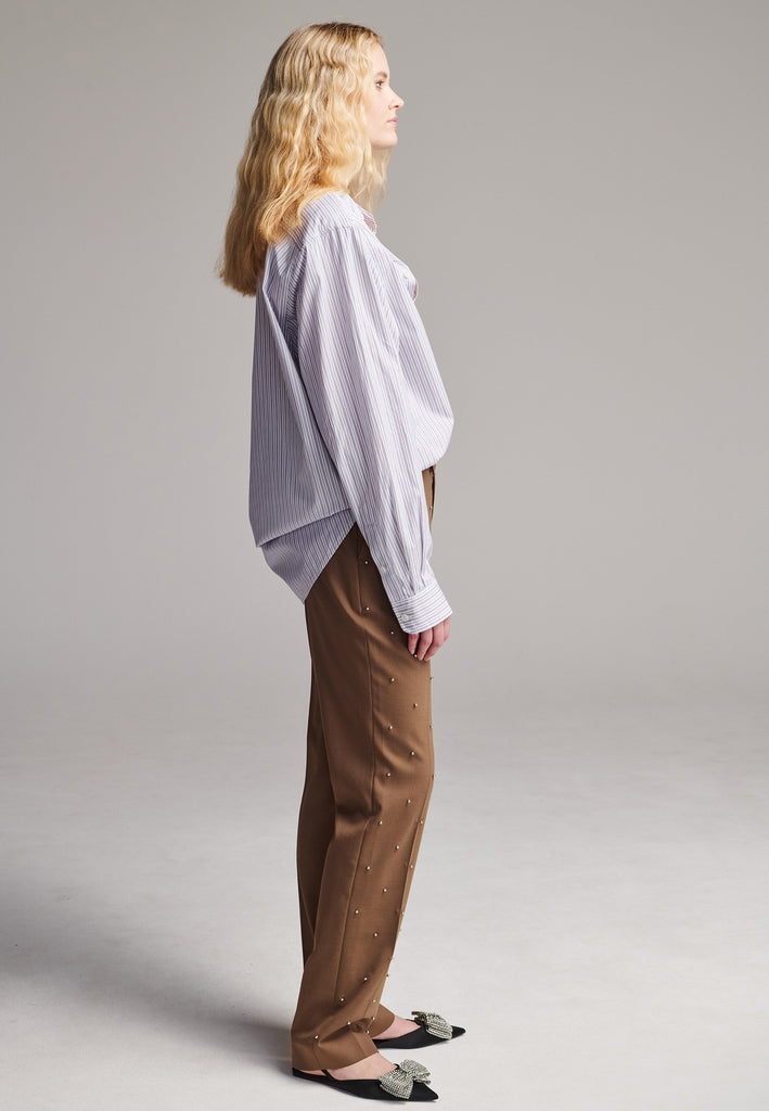 Easy-to-wear oversized shirt men inspired. A true homage to the 80’s Ralph Lauren men's shirt. Dropped shoulders, detailed with a mirrored F. Cut from 100% cotton crisp poplin.