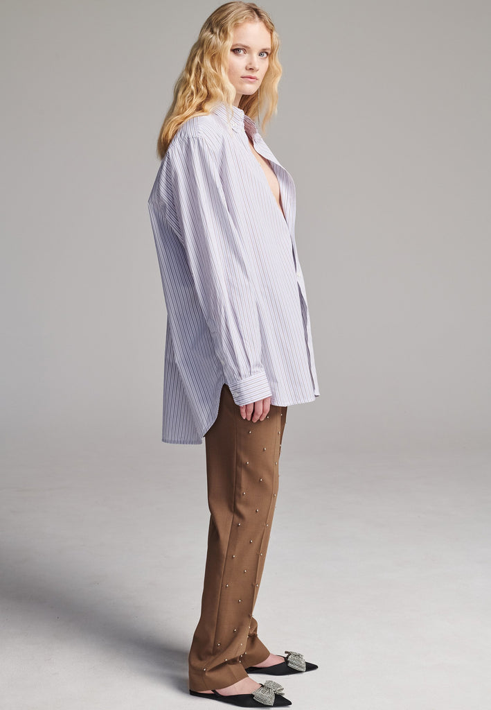 Easy-to-wear oversized shirt men inspired. A true homage to the 80’s Ralph Lauren men's shirt. Dropped shoulders, detailed with a mirrored F. Cut from 100% cotton crisp poplin.