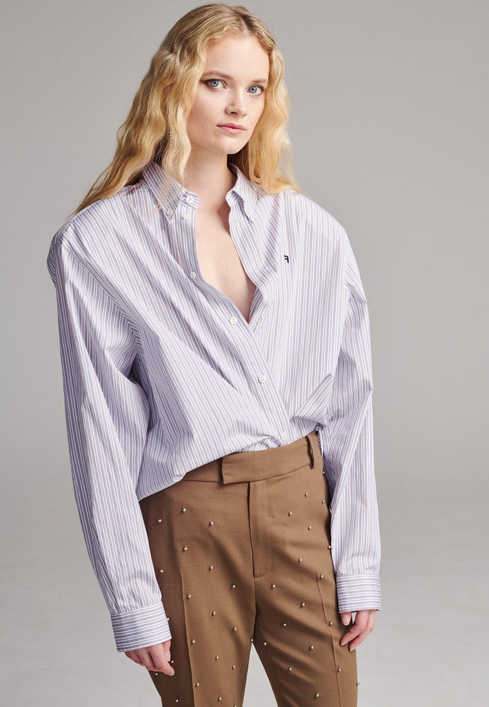 Easy-to-wear oversized shirt men inspired. A true homage to the 80’s Ralph Lauren men's shirt. Dropped shoulders, detailed with a mirrored F. Cut from 100% cotton crisp poplin.