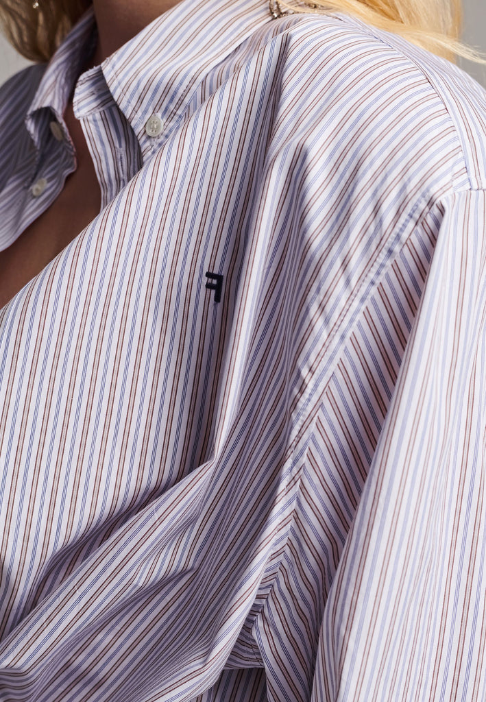 Easy-to-wear oversized shirt men inspired. A true homage to the 80’s Ralph Lauren men's shirt. Dropped shoulders, detailed with a mirrored F. Cut from 100% cotton crisp poplin.