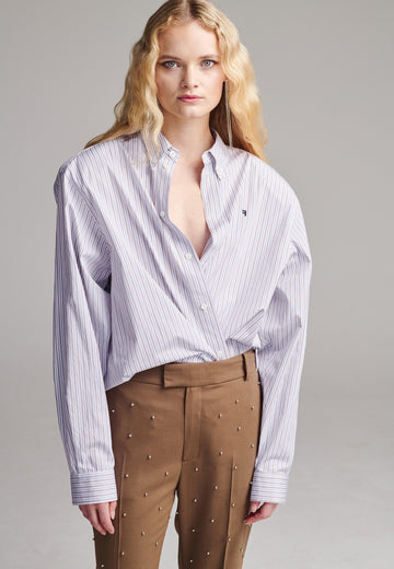 Easy-to-wear oversized shirt men inspired. A true homage to the 80’s Ralph Lauren men's shirt. Dropped shoulders, detailed with a mirrored F. Cut from 100% cotton crisp poplin.