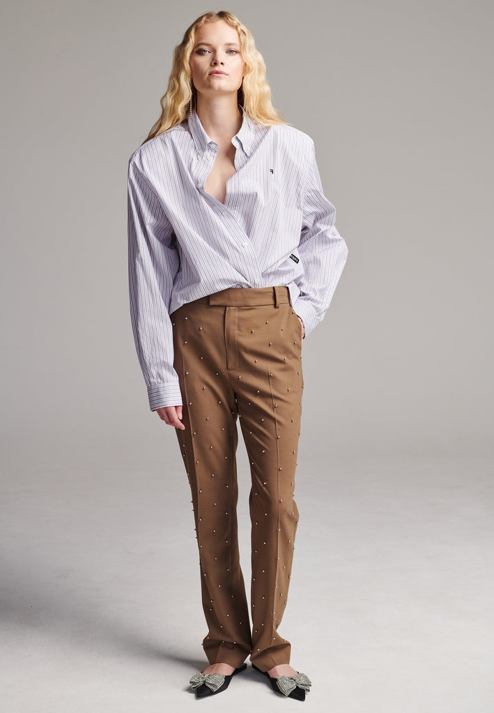 Easy-to-wear oversized shirt men inspired. A true homage to the 80’s Ralph Lauren men's shirt. Dropped shoulders, detailed with a mirrored F. Cut from 100% cotton crisp poplin.