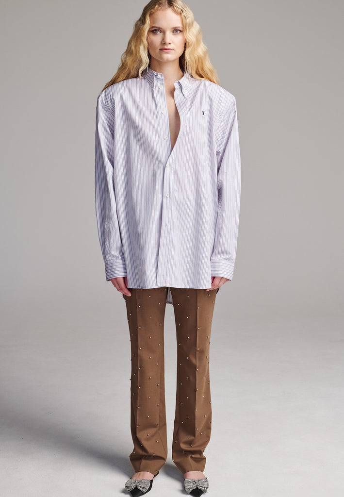 Easy-to-wear oversized shirt men inspired. A true homage to the 80’s Ralph Lauren men's shirt. Dropped shoulders, detailed with a mirrored F. Cut from 100% cotton crisp poplin.