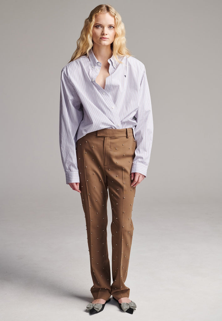 Easy-to-wear oversized shirt men inspired. A true homage to the 80’s Ralph Lauren men's shirt. Dropped shoulders, detailed with a mirrored F. Cut from 100% cotton crisp poplin.