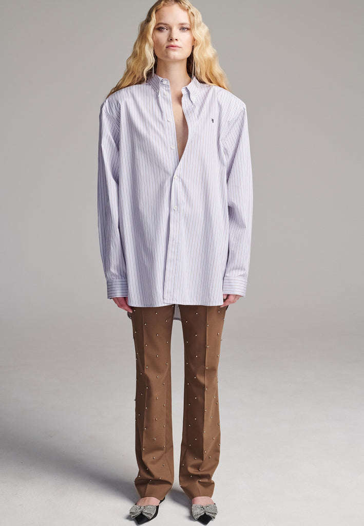 Easy-to-wear oversized shirt men inspired. A true homage to the 80’s Ralph Lauren men's shirt. Dropped shoulders, detailed with a mirrored F. Cut from 100% cotton crisp poplin.