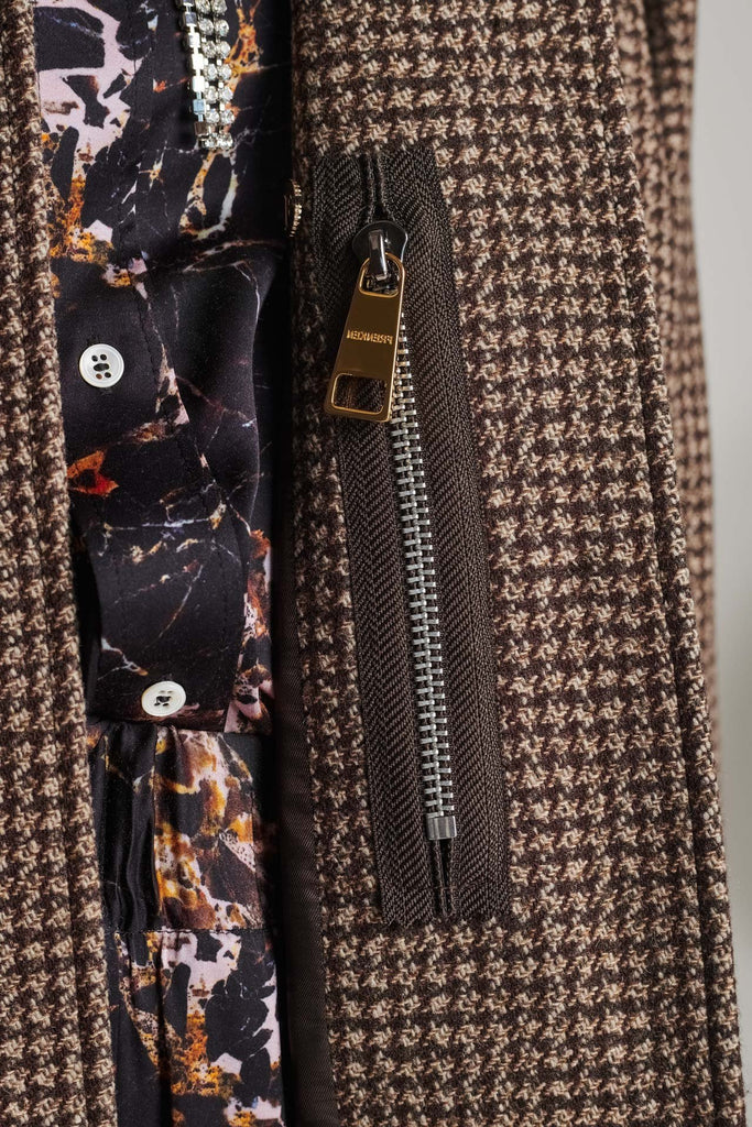 Shoulder-padded coat. Features shoulder straps, pockets and a belt to adjust to your liking. Fits oversized.