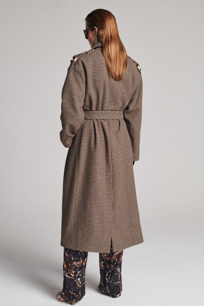 Shoulder-padded coat. Features shoulder straps, pockets and a belt to adjust to your liking. Fits oversized.