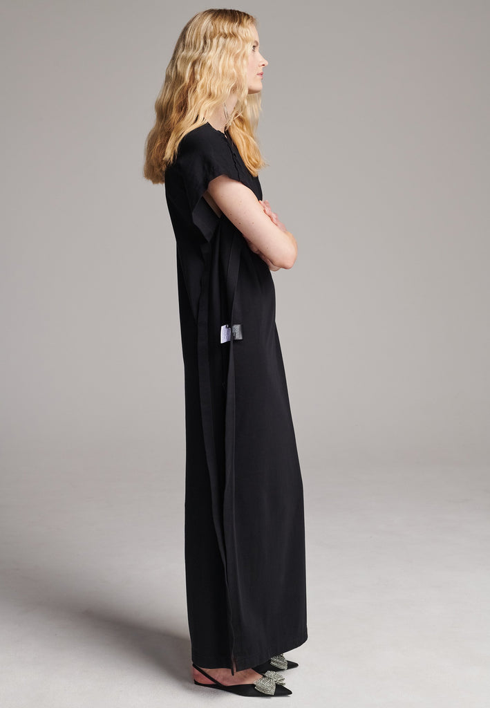 Maxi t-shirt dress with cropped sleeves and one side slit. Made from soft-washed cotton jersey. Features inside-out details, with the exclusively-made “Love and care label” and a belt to cinch at the waist. Embroidered with the FRENKEN 'We Should Kiss" slogan. Designed for a relaxed fit.