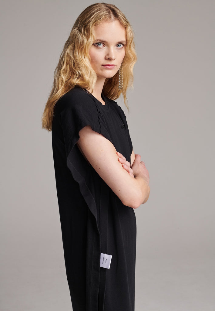 Maxi t-shirt dress with cropped sleeves and one side slit. Made from soft-washed cotton jersey. Features inside-out details, with the exclusively-made “Love and care label” and a belt to cinch at the waist. Embroidered with the FRENKEN 'We Should Kiss" slogan. Designed for a relaxed fit.