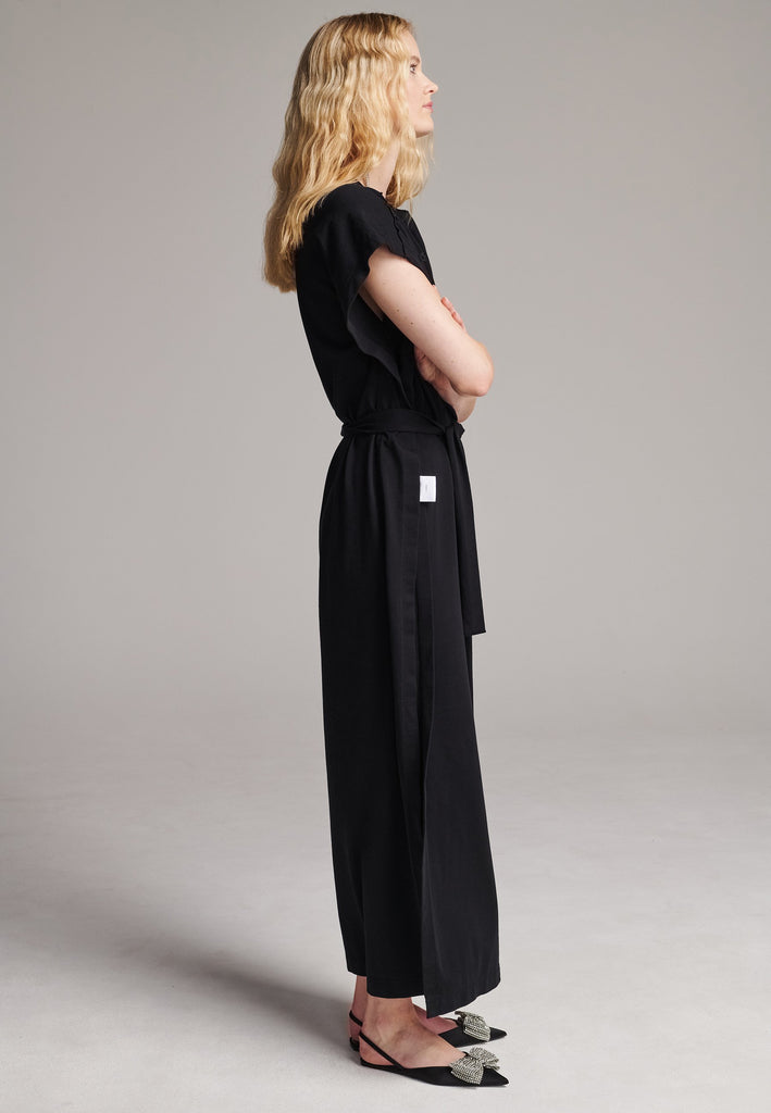 Maxi t-shirt dress with cropped sleeves and one side slit. Made from soft-washed cotton jersey. Features inside-out details, with the exclusively-made “Love and care label” and a belt to cinch at the waist. Embroidered with the FRENKEN 'We Should Kiss" slogan. Designed for a relaxed fit.