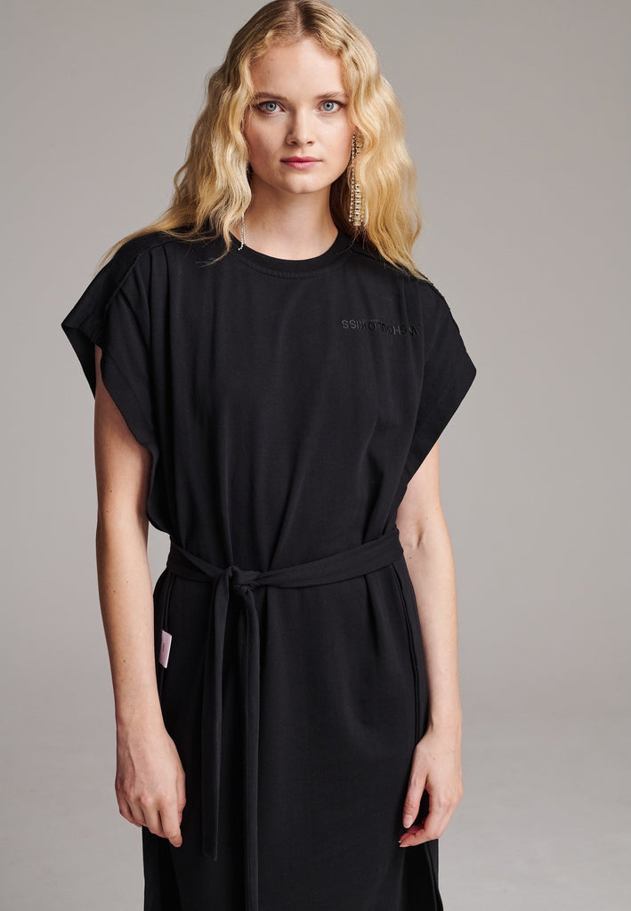Maxi t-shirt dress with cropped sleeves and one side slit. Made from soft-washed cotton jersey. Features inside-out details, with the exclusively-made “Love and care label” and a belt to cinch at the waist. Embroidered with the FRENKEN 'We Should Kiss" slogan. Designed for a relaxed fit.