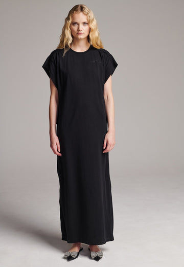 Maxi t-shirt dress with cropped sleeves and one side slit. Made from soft-washed cotton jersey. Features inside-out details, with the exclusively-made “Love and care label” and a belt to cinch at the waist. Embroidered with the FRENKEN 'We Should Kiss" slogan. Designed for a relaxed fit.