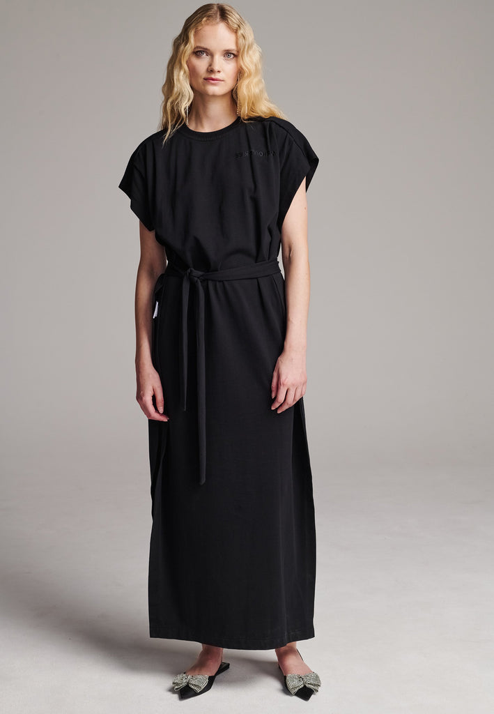 Maxi t-shirt dress with cropped sleeves and one side slit. Made from soft-washed cotton jersey. Features inside-out details, with the exclusively-made “Love and care label” and a belt to cinch at the waist. Embroidered with the FRENKEN 'We Should Kiss" slogan. Designed for a relaxed fit.